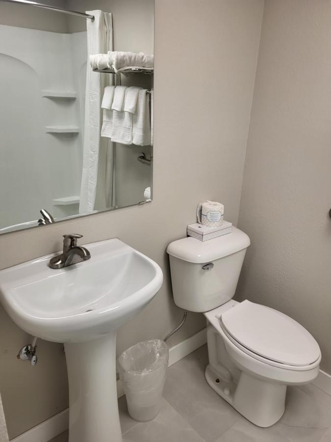 Red Fox Inn And Suites Waverly Exteriör bild