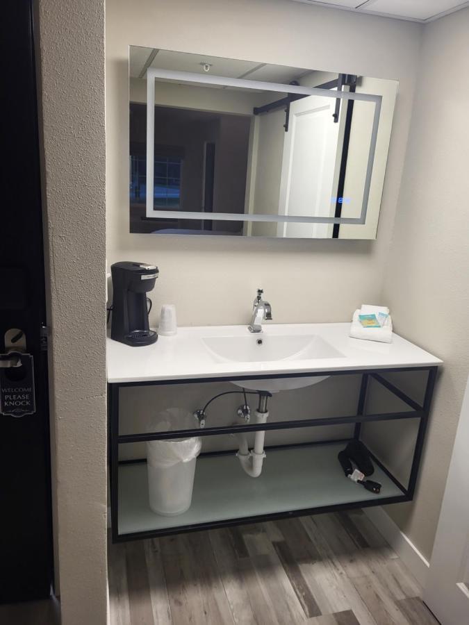Red Fox Inn And Suites Waverly Exteriör bild
