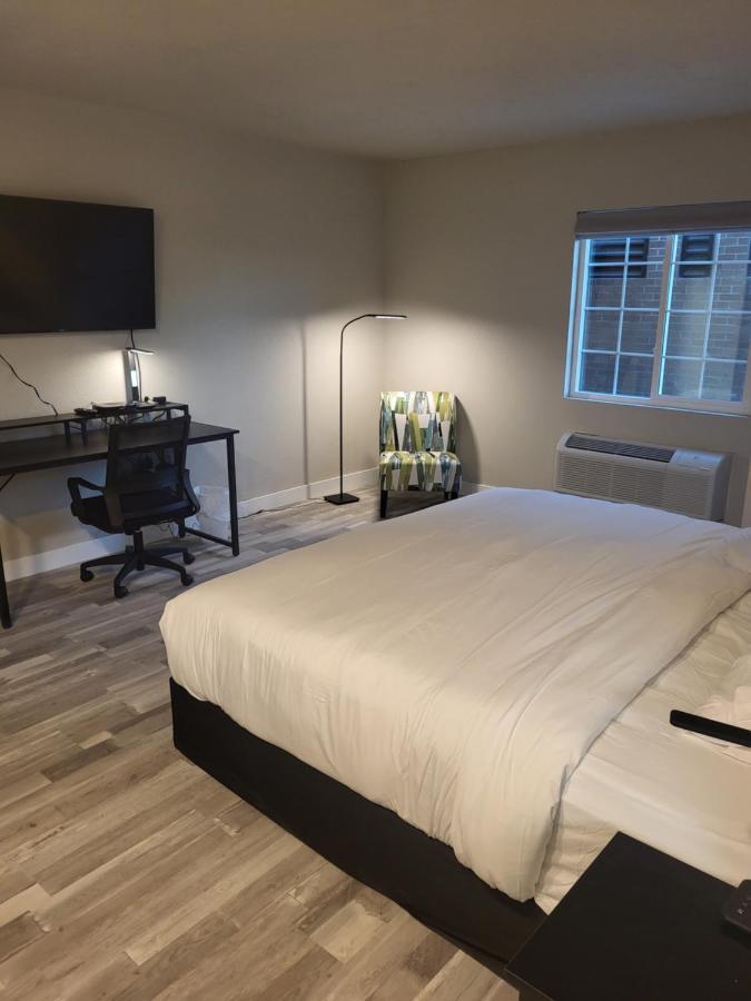 Red Fox Inn And Suites Waverly Exteriör bild
